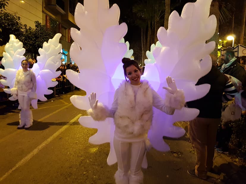 Ángeles de luz en cabalgata de Reyes nocturna