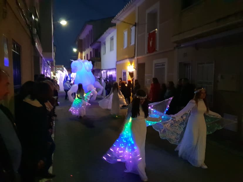 Caballos hinchables de gran formato en cabalgata
