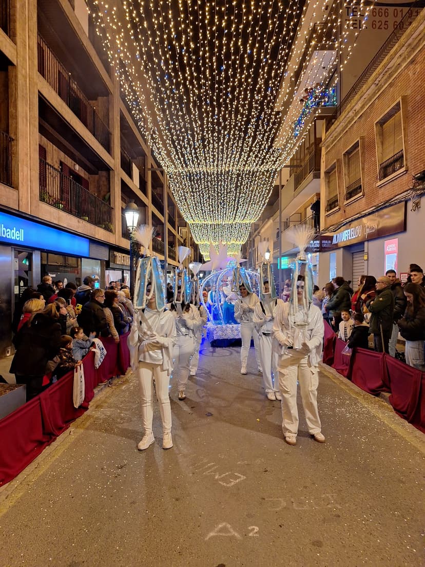 Cabalgata de Reyes nocturna con carrozas iluminadas