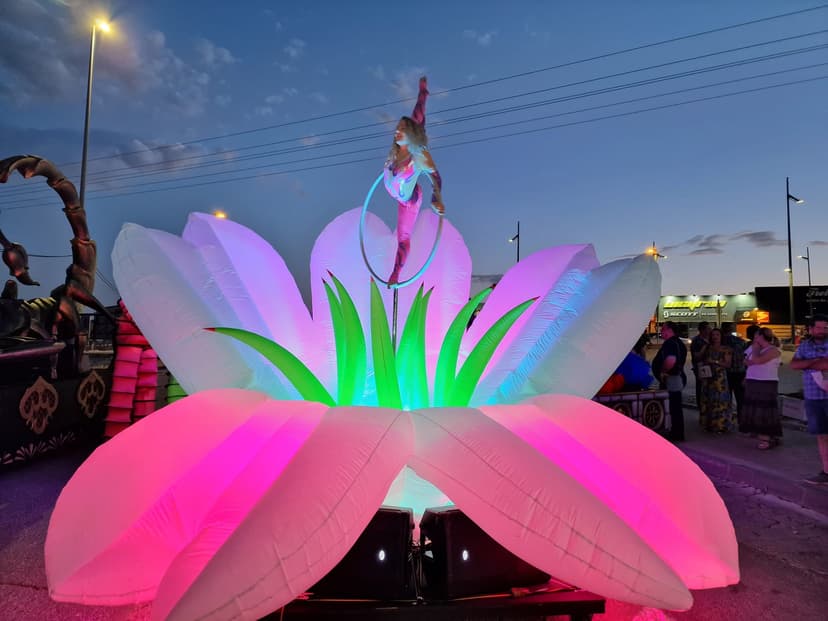 Carroza flor con acróbata en cabalgata