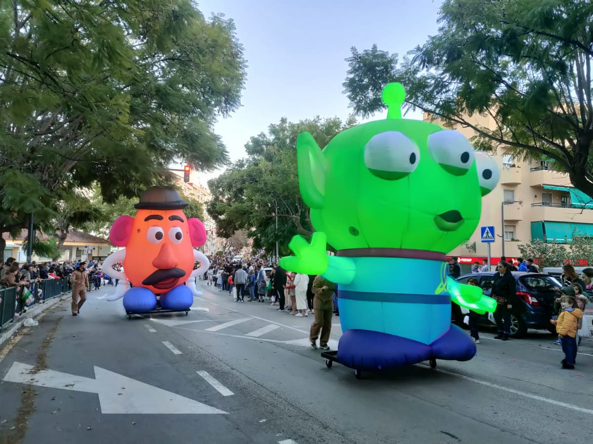 Hinchables gigantes con forma de personaje en un pasacalles de animación familiar diurna