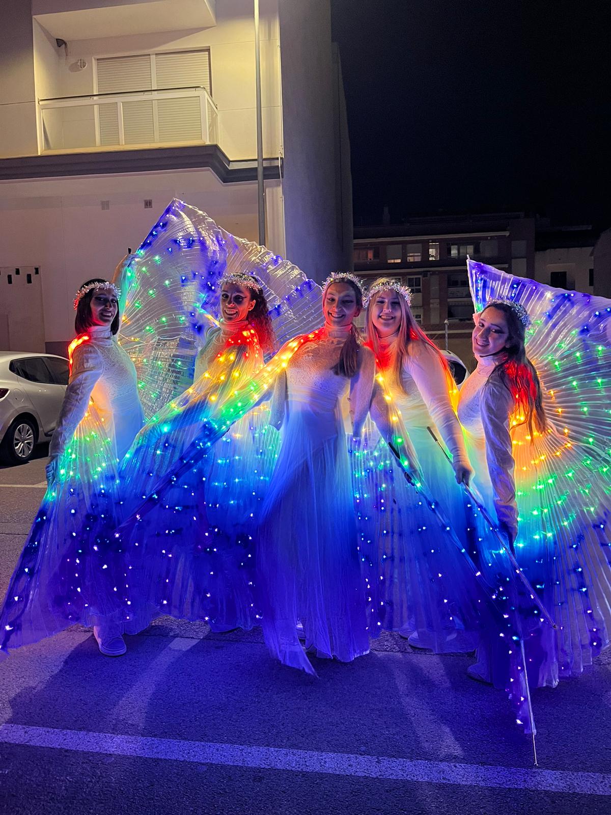 Performers con vestuario LED en pasacalles de luz nocturno