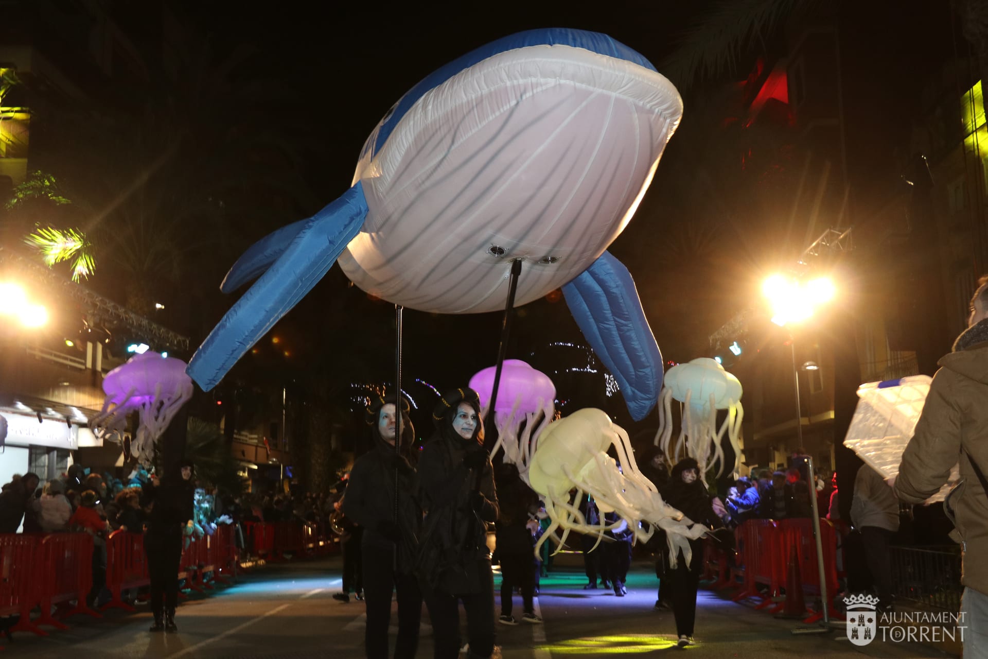 Medusa hinchable iluminada en cabalgata de Reyes en Barcelona