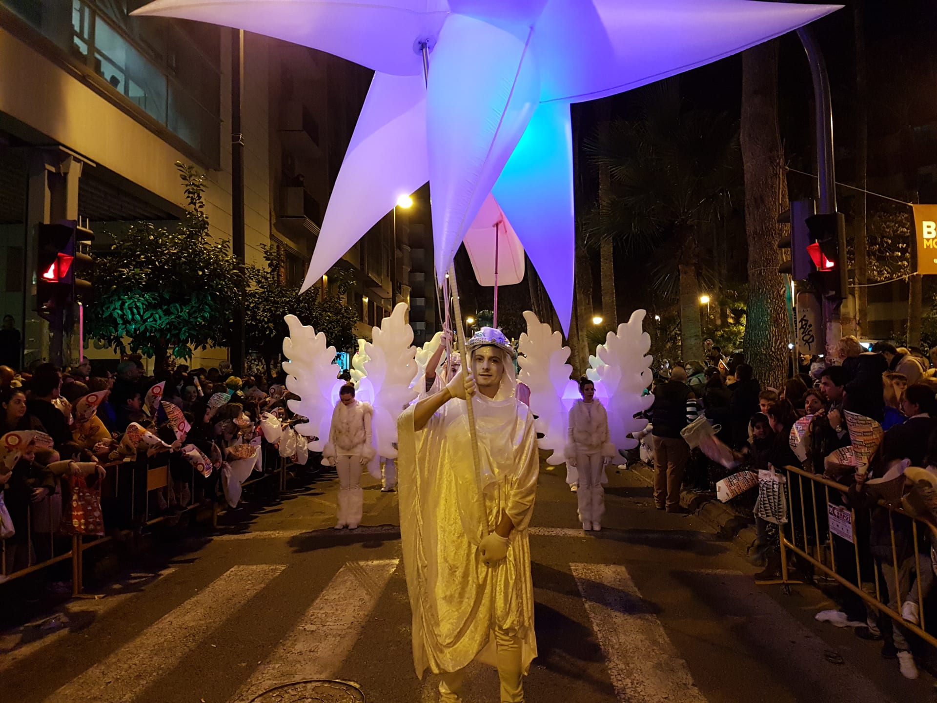 Ángel con estrella de Oriente en cabalgata de Reyes nocturna en Madrid