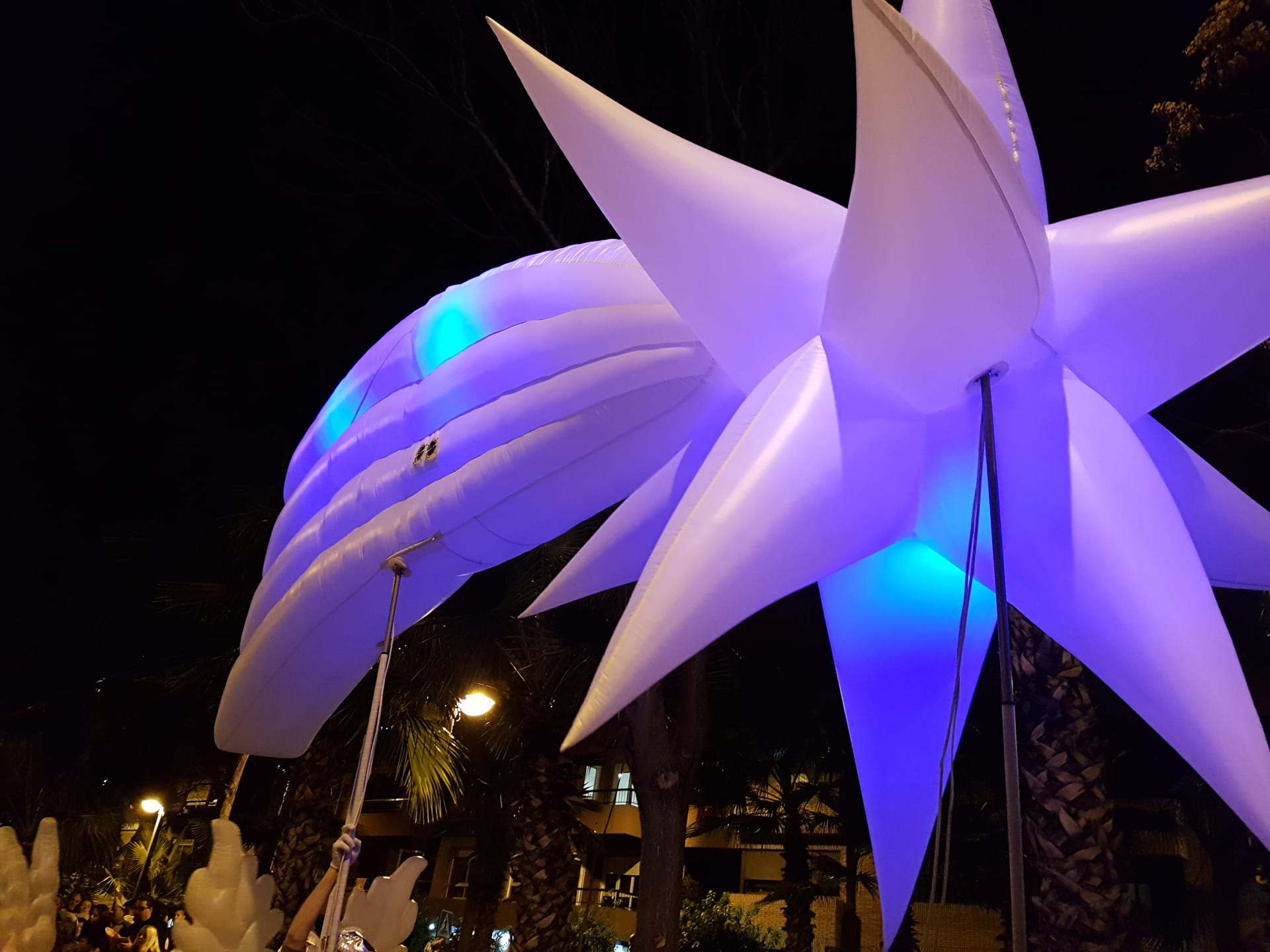 Producción de cabalgata de Reyes con elementos iluminados en recorrido nocturno