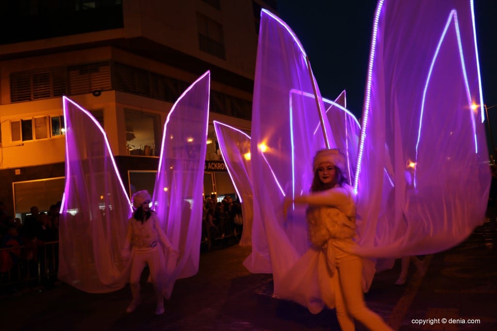 Ángeles con velos LED en cabalgata de Reyes en la Comunidad Valenciana
