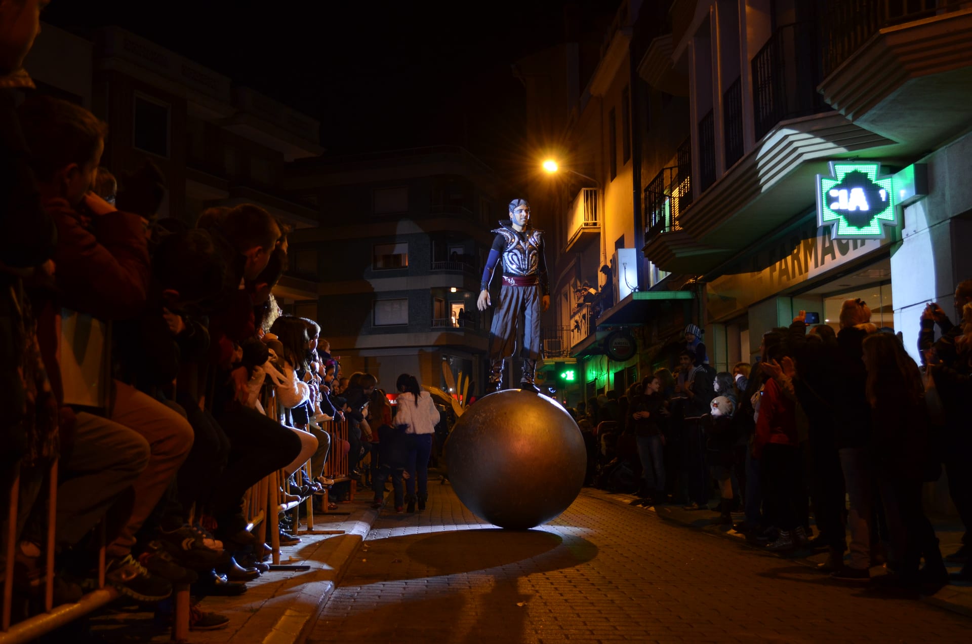 Acróbata sobre bola gigante en pasacalles itinerante